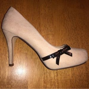 7.5 Justfab Whilemina 4” Faux Suede Cream Pumps Black Bow Embellishment